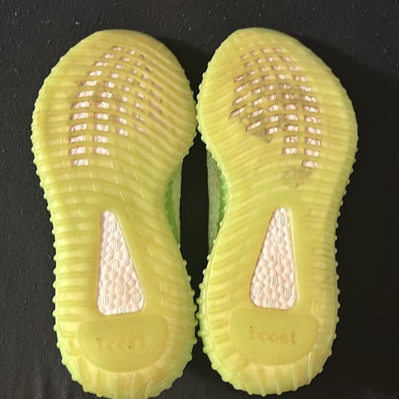Yeezy 350 v2 “glow” size 7 1/2 - Picture 3 of 6